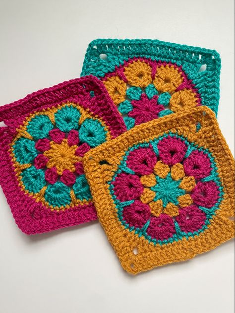 Bright colors for a cloudy day! ⁣ Love this block by Barbara Smith, find her pattern for the African Flower Square for free on Ravelry. #crochetedbags #bigtwistyarn #crocheter #yarnspirations #handmadewithjoann #crochethooks #moderncrochet #grannysquaretherapy #damngoodstitch #grannysquaresrock #instacrochet #craftsposure #makersgonnamake #handmadewithlove #modernmaker #wovenendshandmadegifts #wovenends #crochetgirlgang #createmakeshare #womanownedbusiness #indiana #indianasmallbusiness #croch Couture, African Flower Granny Square Bag, African Granny Square, Crochet Granny Square Bag Pattern Free, Flower Square Crochet, African Flower Granny Square, African Flower Square, Square Crochet Tutorial, Crochet Flower Granny Square Pattern