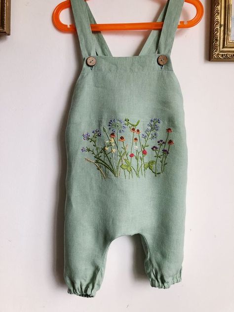 Baby overalls with embroidered wildflowers and a praying mantis. Tutus, Baby Mode, Diy Bebe, Baby Bonnets, 자수 디자인, Childrens Dress, Diy Baby, Baby Outfits