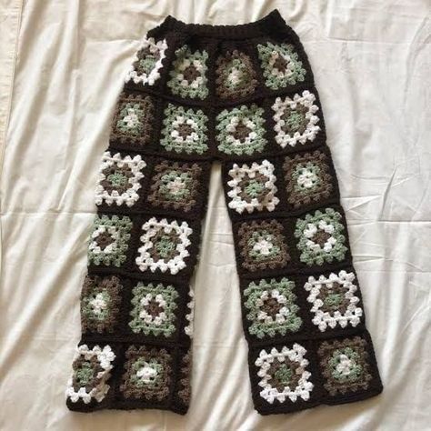 Granny Square Design Ideas, Pants Pattern Crochet, Crochet Pants Pattern Granny Square, Crochet Granny Square Cardigans, Things To Make With Granny Square, Crochet Pants Granny Square Pattern, How To Crochet Granny Square Pants, Crochet Granny Pants, Crochet Clothes Granny Square