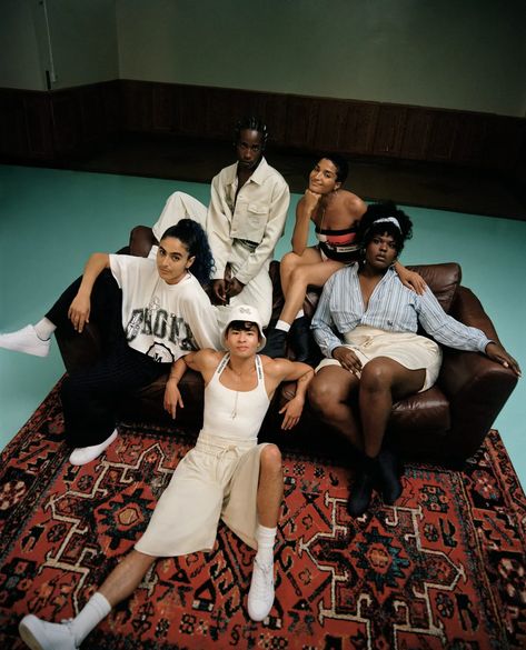 Indya Moore, Group Photo Poses, Group Picture Poses, Retro Photoshoot, Christian Marclay, Band Photoshoot, Group Poses, Photographie Portrait Inspiration, Group Photography