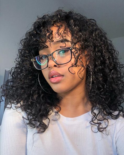 Curly Hair With Eyeglasses, Curly Hair Bangs Glasses, Curly Hair With Glasses Girl, Curly Bangs Glasses, Curly Bangs With Glasses, Glasses With Curly Hair, Latina With Glasses, Glasses And Curly Hair, Curly Hair With Glasses