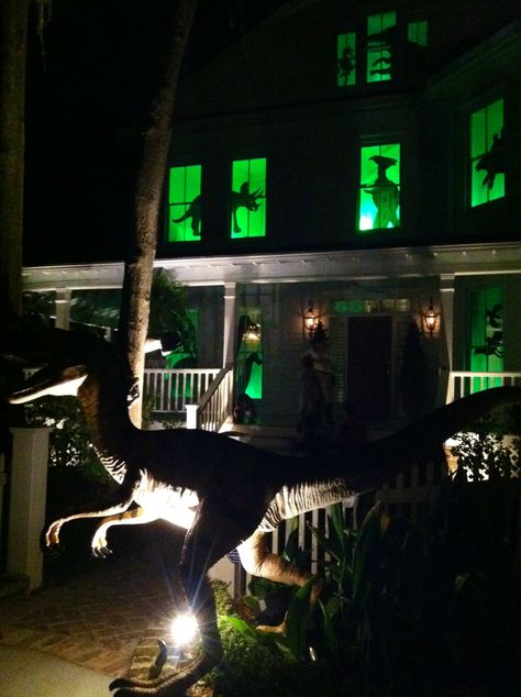 Dinosaur Halloween decor. Awesome! Dinosaur Halloween Yard Decorations, Dinosaur Haunted House, Jurassic Park Outdoor Decorations, Halloween Dinosaur Decor, Dinosaur Halloween Decorations, Jurassic Park Halloween Decorations, Jurassic Park Halloween, Dinosaur House, Halloween Yard Displays