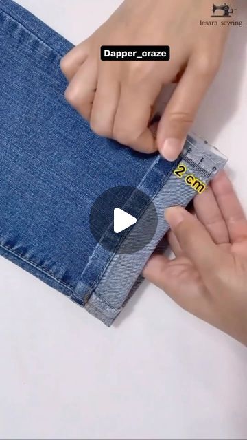 Couture, Hemming Jeans, Diy Belt For Dresses, Diy Clothes Hacks, Sewing Jeans, Clothes Organization Diy, Clothes Jeans, Diy Fashion Hacks, Hacks Videos