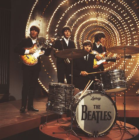 A look back at 'Revolver' on its 50th anniversary.​ The Beatles perform 'Rain' and 'Paperback Writer' on BBC TV show 'Top Of The Pops' in London on 16th June 1966. George Harrison, Beatles Revolver, Paperback Writer, John Lennon Paul Mccartney, Beatles Photos, Beatles Pictures, The Fab Four, Ringo Starr, Great Bands