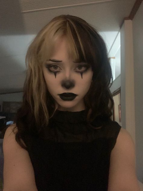 Eyeliner Clown Makeup, Clown Eyeliner Simple, Meru Succubus Cosplay, Makeup Inspo Creative Easy, Simple Horror Makeup, Clown Makeup Ideas Scary, Icp Concert Outfit, Egirl Clown Makeup, Clown Makeup With Beard