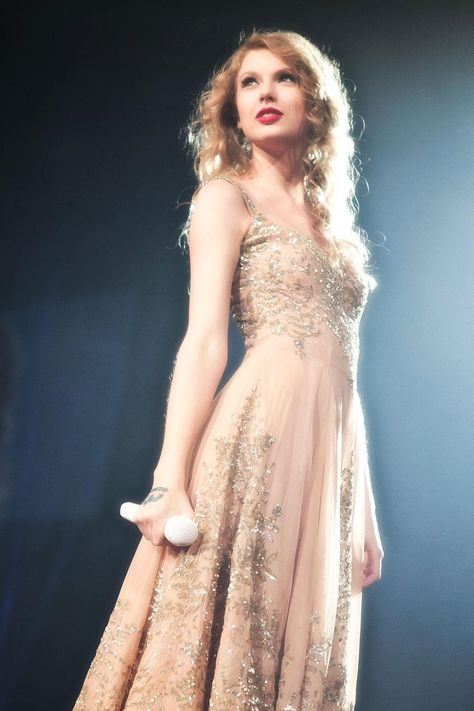 Taylor swift singing "Enchanted" at the Speak Now Tour Taylor Swift Enchanted, Enchanted Dress, Taylor Swift Dress, Miss Americana, Taylor Swift Speak Now, Swift Tour, Estilo Taylor Swift, Taylor Swift Fearless, All About Taylor Swift