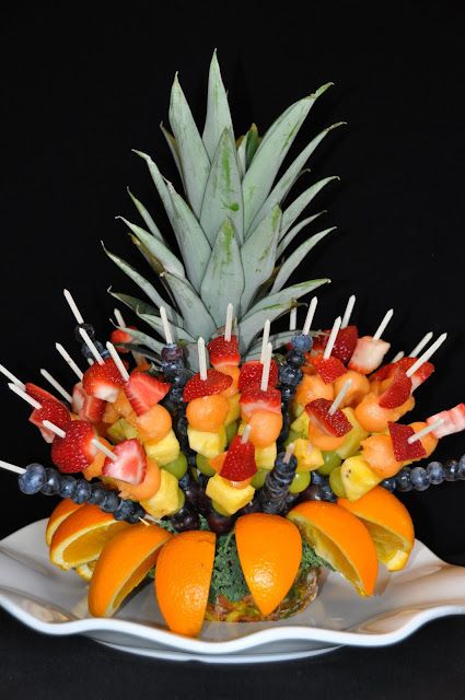 Edible Fruit Centerpiece Edible Table Decorations, Edible Centerpiece Ideas, Homemade Edible Arrangements, Spring Buffet, Fruit Tray Designs, Fruit Tables, Feast Table, Fruit Platter Ideas Party, Fruit Presentation