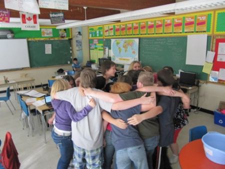 This article talks about 20 different way you can help students feel #safe in the classroom. Feeling safe in a classroom is very important to a student's learning. A student can't properly learn if there mind is busy being worried about other things. Organisation, Discipline Positive, Positive Classroom Environment, Building Classroom Community, Responsive Classroom, Classroom Culture, Classroom Behavior Management, School Climate, Positive Learning