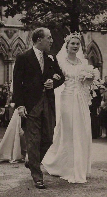 The Wonderful History of the Wedding Dress - Dream Irish Wedding Look Gatsby, 1930s Wedding, Young Bride, Vintage Brides, Vintage Wedding Photos, Dress History, Silk Wedding Dress, Royal Brides, Irish Wedding