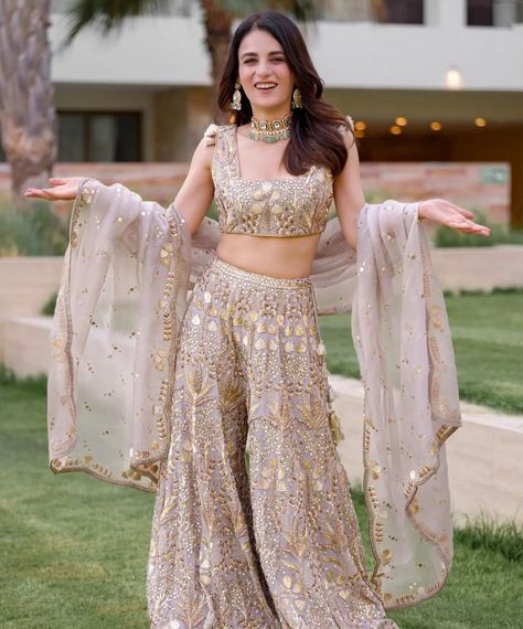 Indian Bridesmaids Outfits, Indian Outfits Modern, Sangeet Outfit, Indian Bridesmaid Dresses, Trendy Outfits Indian, Indian Bridesmaid, Mehendi Outfits, Lehenga Designs Simple, Indian Outfits Lehenga