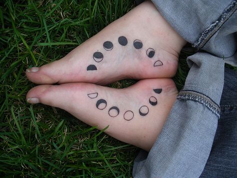 Bodypainting, Moon Cycle Tattoo, Realistic Trash Polka, Pagan Tattoo, Moon Phases Tattoo, Yakuza Tattoo, Shape Tattoo, Witch Tattoo, Disney Tattoo