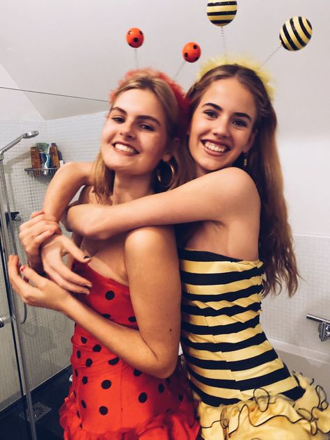 Halloween Costumes Duo For School, Duo Costumes Aesthetic, Candice And Vanessa Costume, Halloween Costumes 2 Women, Two Friends Halloween Costumes, College Group Halloween Costumes, Partner Costumes Friends, Halloween Costumes Blonde And Brunette, Halloween Bestie Costumes