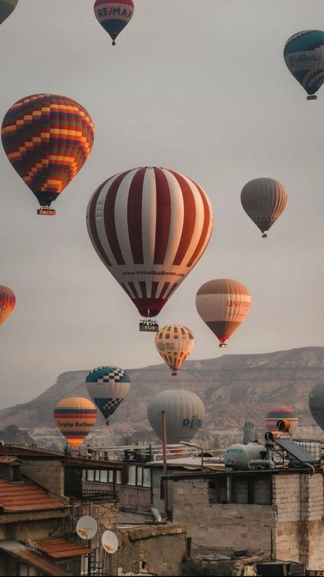 Hot Air Balloons Photography, Turkey Vacation, Balloons Photography, Cappadocia Turkey, Images Esthétiques, Phone Wallpaper Images, Summer Vibe, Aesthetic Images, City Aesthetic