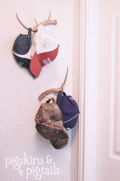 Texas-Style Hat Rack Mud Rooms, Hat Rack Diy, Hunting Bedroom, Camo Rooms, Teen Bathroom, Hunter Room, Antler Ideas, Antler Crafts, Hunting Room