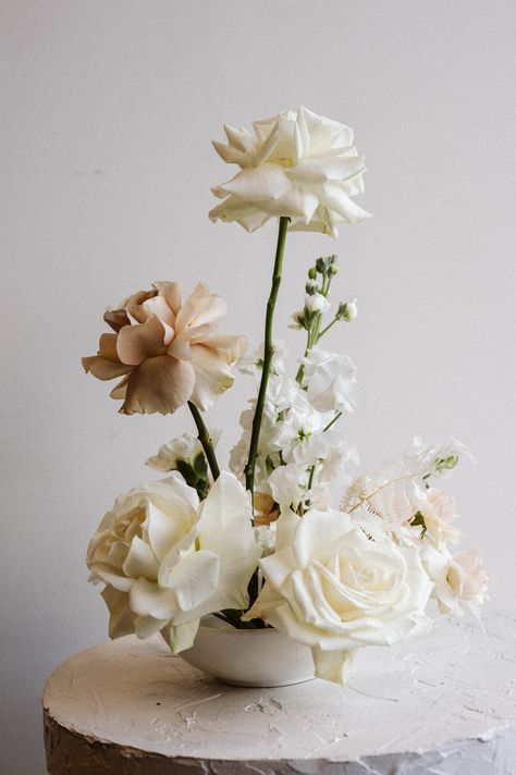 White Ikebana Wedding, Minimalist Boho Decor, Anthurium Centerpiece, Elevated Floral Centerpieces, Simple Floral Arrangements, Minimalist Flower Arrangement, Wedding Table Vases, Simple Floral Centerpieces, Reception Florals