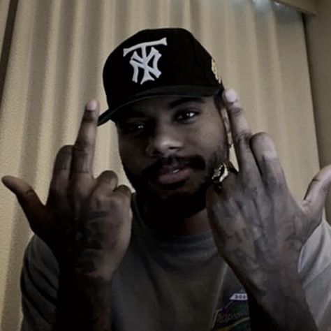 Bryson Tiller Pfps, Bryson Tiller Wallpaper, Rapper Pfps, Minions Images, Short Love Quotes, Mood With Bae, Celebrity Selfies, Chris Brown Videos, Bryson Tiller