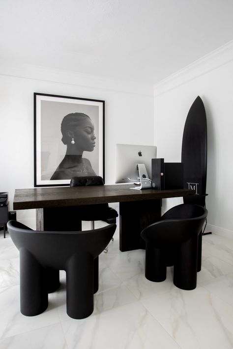Living And Working Room, Black And Gray House Decor, Minimal Modern Home Decor, Black And White Interior Aesthetic, All White Interiors, Avant Garde Home Decor, Black And White Modern Aesthetic, Minimal Home Office Design, Office Interior Design Black