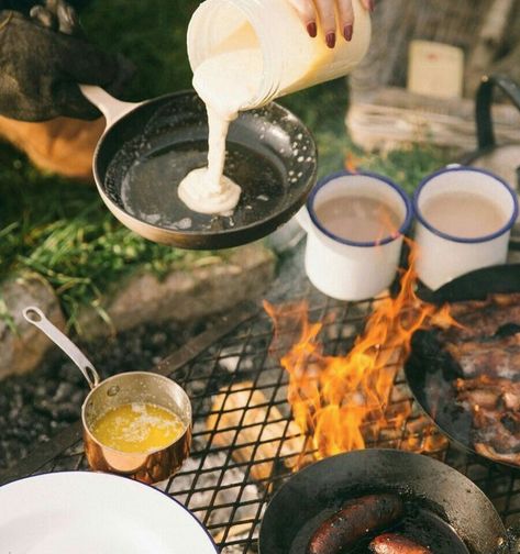 The best #campfire #recipes for your next summer getaway. Camping Tips, Campfire Breakfast, Camping Desserts, Camping Aesthetic, Camping Photography, Campfire Food, Campfire Cooking, Camping Glamping, Camp Cooking