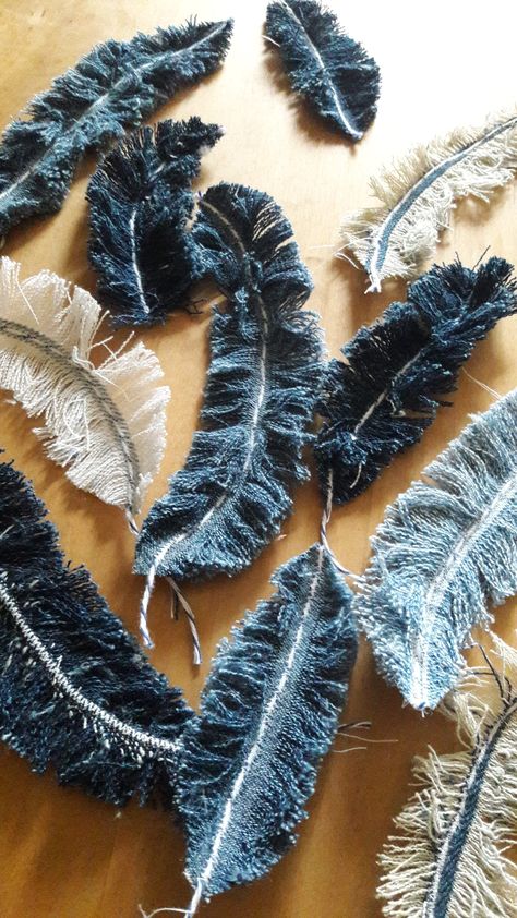 Denim Feathers, Återvinna Jeans, Artisanats Denim, Denim Crafts Diy, Blue Jeans Crafts, Denim Jewelry, Denim Art, Jean Crafts, Denim Ideas