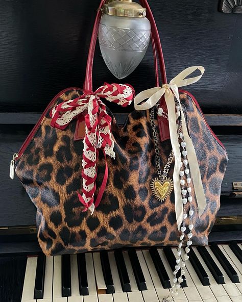 Vintage leopard bag is available to purchase 🏹 Uni Bag, Purse Outfit, Inside My Bag, Leopard Bag, Vintage Leopard, Grow Bags, Statement Bag, Fancy Bags, Pretty Bags