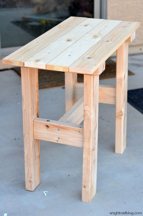 DIY Porch Table | anightowlblog.com Diy Porch Table, Woodworking Furniture Table, Outdoor Wood Projects, Table Palette, Porch Table, Diy Kitchen Table, Wood Table Diy, Hemma Diy, Diy Porch