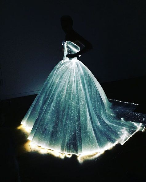 The theme of this year's Met Ball, fittingly sponsored by Apple, was Manus x Machina: Fashion in an Age of Technology, and Claire Danes' dress took the cake. Designed by Zac Posen, he sourced the fiber optic woven organza in this dress from France, and there are 30 mini battery packs sewn into the gown's understructure, according to FastCo. Met Gala Dresses, Fest Outfits, Claire Danes, فستان سهرة, Beauty Dress, Vestidos Prom, Gala Dresses, Gorgeous Gowns, Beautiful Gowns