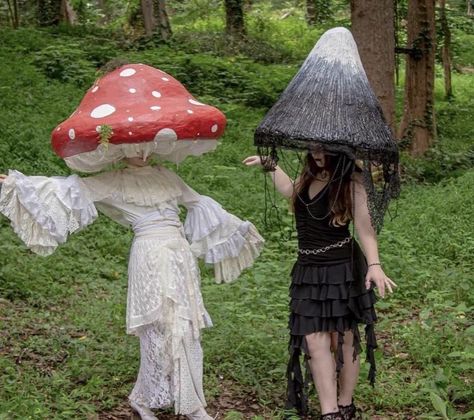 𝔉𝔞𝔢𝔯𝔦𝔢 on Twitter: "mushroom bffs… " Mushroom Outfit, Mushroom Costume, Kostum Halloween, Mushroom Fairy, Idee Cosplay, Fairy Aesthetic, Disfraces Halloween, Fairy Fashion, Fairy Grunge