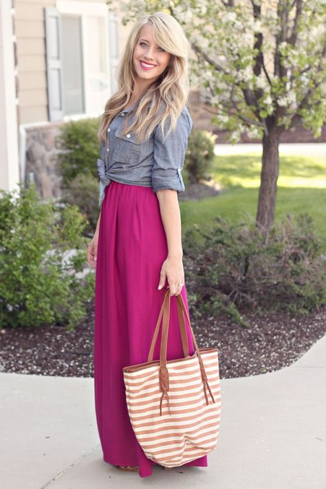 Street style | Fuschia maxi skirt and denim shirt Maxi Skirt Outfits, Comfy Maxi Dress, How To Have Style, Long Skirt Outfits, Pink Skirt, Mode Hijab, Mode Inspiration, Look Chic, Modest Outfits