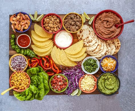 Now this is taco night, done right! And you can’t have a taco bar without margaritas, so that’s excuse enough to make this epic taco board. Mexican Dinner Party, Taco Bar Party, Fest Mad, Mexican Night, Taco Dinner, Taco Party, Mexican Dinner, Party Food Platters, Easy Taco