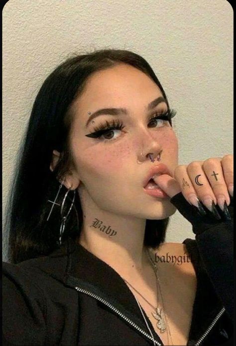 Maggie Lindemann Makeup, Minimalist Tattoo Back, Finger Tattoo Minimalist, Tattoo Women Small, Goth Gifts, How To Impress, Tattoo Aftercare, Maggie Lindemann, Goth Girl