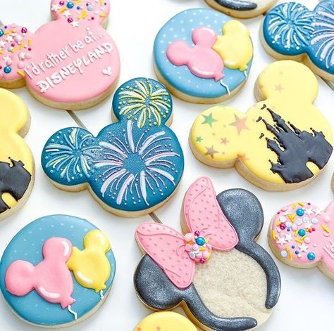 💗𝙋𝙖𝙧𝙠𝙏𝙧𝙚𝙣𝙙𝙨 on Instagram: “🍪😍💕 Who doesn’t love a good cookie set?? Blown away by how creative these bakers are! Check out these amazing shops:🍪🍪🍪 @samasweetery…” Birthday Party Cookies, Disney World Birthday, Mouse Cookies, Minnie Mouse Cookies, Disneyland Birthday, Disney Desserts, Tema Disney, Disney Cookies, Disney Treats