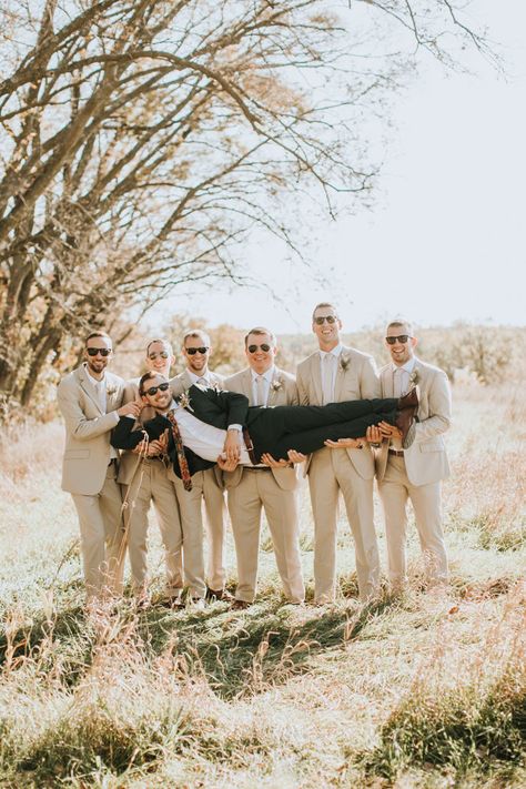 Small Groomsmen Party Photos, Group Shots Wedding, Bridesmaid And Groomsmen Pictures Green, Wedding Photos Bride And Groomsmen, Bridal Party Photo Poses, Groomsmen Poses Wedding Photography, Groomsmen And Groom Photos, Wedding Photos With Bridesmaids And Groomsmen, Wedding Photos With Family Group Shots