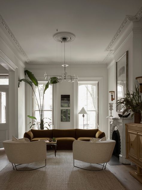 Adrienne Totoro's Brooklyn Brownstone Artfully Updated by Bangia Agostinho Brooklyn Apartment Interior, Parisian Modern, Brownstone Interiors, Nyc Brownstone, Brownstone Homes, New York Brownstone, New York Townhouse, Brooklyn House, Townhouse Interior