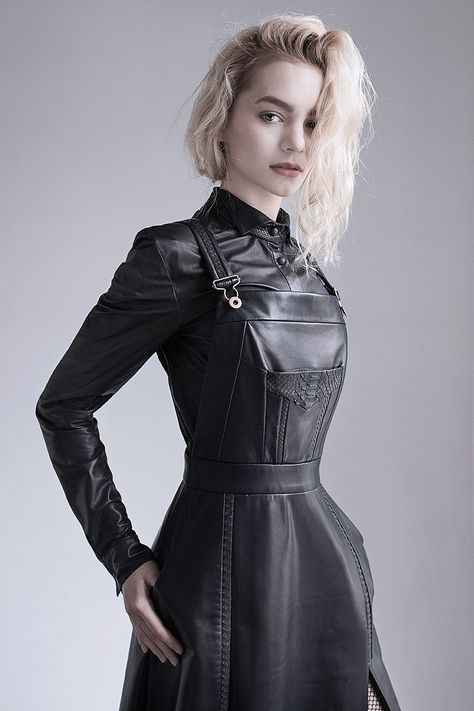 Black leather overall dress crocodile embossed inlay on the chest, paired with a black button-up leather shirt with snakeskin detailing at the collar.  The small details of this outfit elevate it from a look that was already unique to something completely rare and couture. Goth Tumblr, Leather Overalls, Leather Couture, Norwegian Style, Vogue Ukraine, Leder Outfits, Creation Couture, Leather Shirt