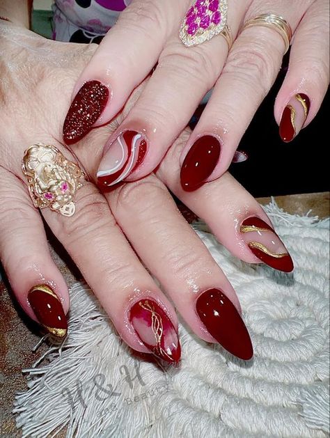 Nail Art Maroon Marble, Nailart Merah Maroon, Nail Art Simple Elegant Classy Maroon, Nail Art Maroon Elegant, Nail Art Merah Maroon, Red Nail Art Elegant, Nailart Maroon, Nail Art Merah, Nail Maroon