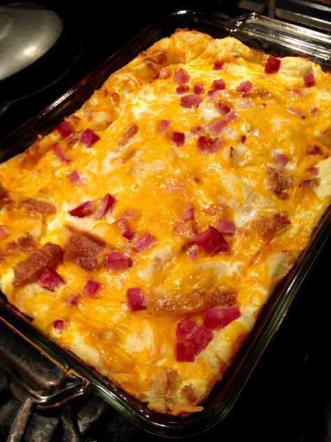 Egg Bake With Bread, Ham Egg Bake, Ham And Egg Casserole, Egg And Cheese Casserole, Ham Casserole Recipes, Ham Breakfast Casserole, Ham Breakfast, Baked Eggs Recipe, Breakfast Egg Casserole