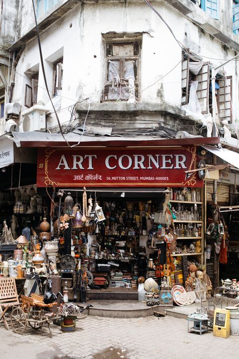 The Art Corner at the Chor Bazaar in Mumbai, India. Today the market is filled with antiques, vintage lamps and instruments, old fashioned devices and rusty belonging all add to the beauty of Chor Bazaar. Chor Bazaar Mumbai, Chor Bazar Mumbai, Khan Market Aesthetic, Vintage India Aesthetic, Mumbai India Travel, Mumbai Market, Mumbai Aesthetic, Chor Bazaar, Mumbai Art