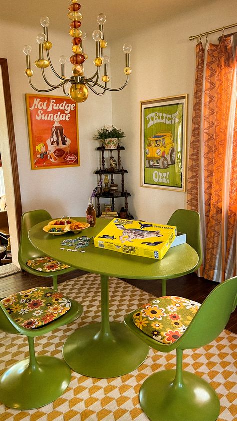 Dinning Room Aesthetic Vintage, 70d Home Decor, Living Room Apartment Colorful, Vintage 60s Room Aesthetic, Retro Vintage Room Ideas, 70s Furniture Vintage, Small Colorful Dining Room, 70s Inspired Dining Room, 70s Style Furniture