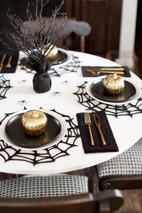 Decoration Haloween, Halloween Table Settings, Table Halloween, Halloween Decor Diy, Halloween Fest, Halloween Tablescape, Halloween Party Dinner, Modern Halloween, Diy Halloween Decor