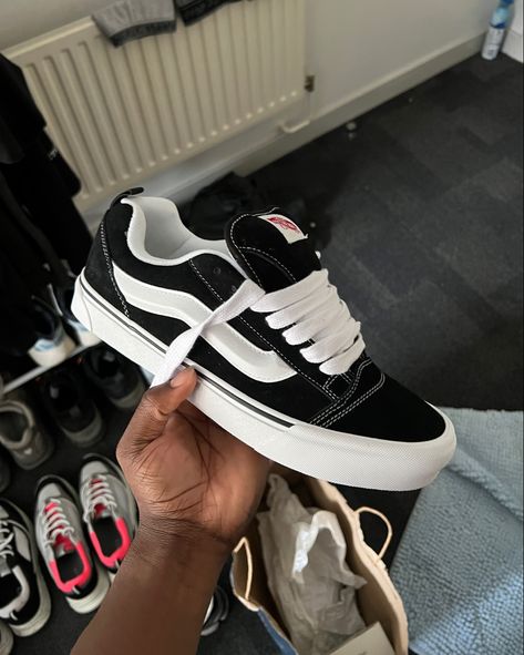 Skater Sneakers Outfit, Chunky Vans Shoes, New Vans 2023, Vans Knew School, New Skool Vans, Vans Sneakers Outfit Men, Vans New School Outfit, Black Snickers Shoes, New School Vans