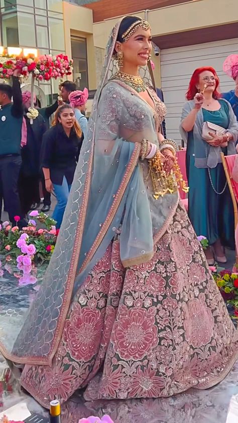 Bridal Lehenga White And Red, Indian Wedding Lehenga Bridal Pastel, Modest Bridal Lehenga, Bridal Lengha Designs Latest 2024, Girly Lehengas, Mendhi Dress, Bridal Lehenga White, Indian Bridal Lengha, Bridal Mendhi