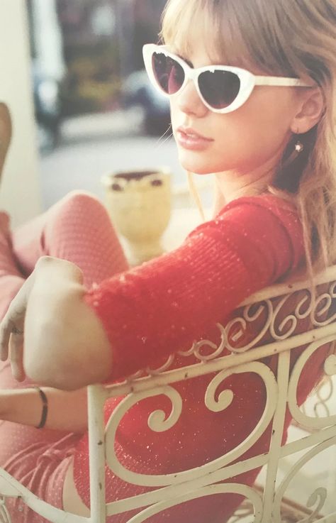 Amigurumi Patterns, Red Taylor Swift Photoshoot, Ed Sheeran Taylor Swift, Taylor Swift Ed Sheeran, 2012 Aesthetic, Red Photoshoot, Red Taylor's Version, Taylor Swift Red Tour, Taylor Swift Photoshoot