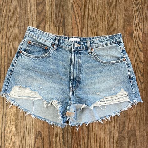 Practically Brand New. Worn Twice But Just Too Big. Light Denim Jean Shorts For Women. Sz 10-Euro Size 42. Non-Smoking Home, No Stains Or Rips. Camo Shorts Women, Jean Shorts Zara, Back To School Outfits Summer, Zara Jean Shorts, Short Jeans Pants, Amazon Shorts, Womens Jean Shorts, Cute Summer Shorts, Cute Jean Shorts