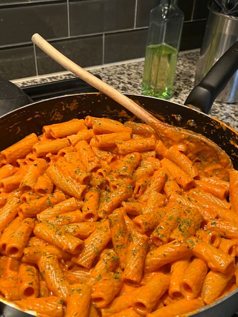 #gigihadidpasta #pasta #food #foodlover Tasty Looking Food, Pasta Homemade Aesthetic, Homemade Pasta Aesthetic, Tomato Pasta Aesthetic, Lasagne Aesthetic, Pasta Night Aesthetic, Pasta Dinner Aesthetic, Food Pasta Aesthetic, Fussili Pasta