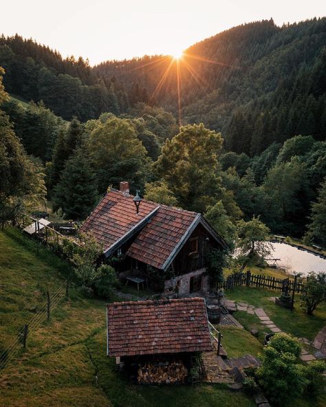 Small Cabins, Nature, Wallpaper Aesthetics, Forest Cottage, Little Cabin In The Woods, Cabin Inspiration, Southern Germany, Forest Cabin, The Black Forest