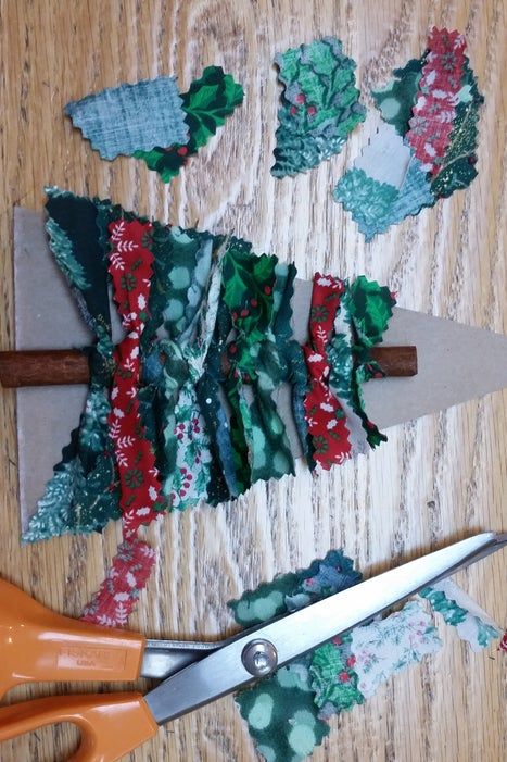 Bandana Ornaments Christmas Trees, Patchwork, Natal, Fabric Scrap Christmas Tree, Scrap Fabric Christmas Decorations, Cinnamon Stick Fabric Christmas Tree, Christmas Sewn Decorations, Christmas Trees Made From Old Quilts, No Sew Fabric Christmas Crafts