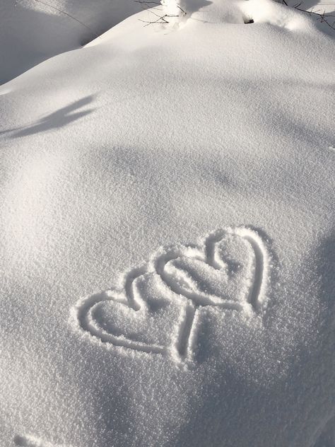 Heart In Snow, Heart Snow, Snow Heart, Ipad Mini Wallpaper, Mini Wallpaper, Drawing Instagram, Hand Photo, Simple Iphone Wallpaper, Heart Hands