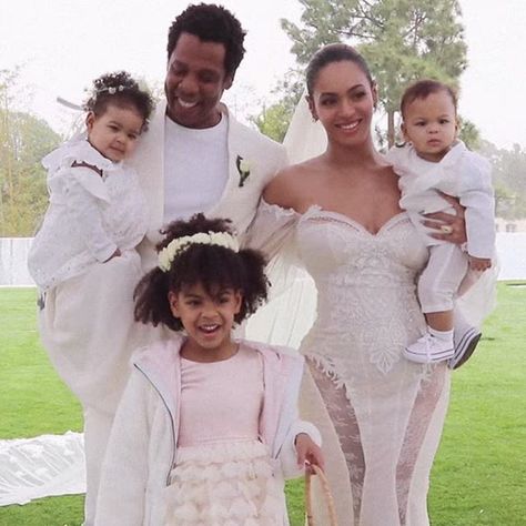 Hi there Queen Beyonce you’re looking fabulous in our Galia Lahav #Thelma wedding dress #GLCouture #QueenB Ocho Rios, Beyonce Family, Beyonce 2013, Blue Ivy Carter, Carter Family, Beyonce Knowles Carter, Travis Barker, Beyoncé Giselle Knowles-carter, Celebrity Families