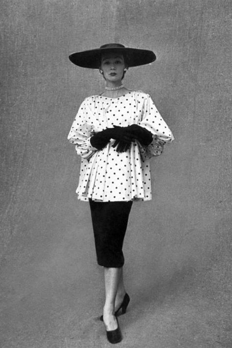 1951: A polka dot look by Balenziaga. For more of the best 1950s fashions, click through! New Look Dior, Moda Pin Up, 60s Fashion Trends, Cristobal Balenciaga, 1950 Fashion, Gordon Parks, Cristóbal Balenciaga, Look Retro, Fashion 1950s