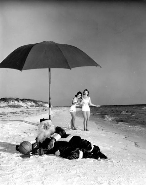 Florida Memory - Young women catching Santa relaxing on the beach - Panama City, Florida Los Angeles, Natal, Beach Christmas Pictures, Hawaii Christmas, Relaxing On The Beach, Panama City Florida, Beach Santa, Santa Pictures, Tropical Holiday